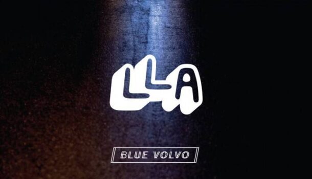 «Blue Volvo» de Loud Lary Ajust