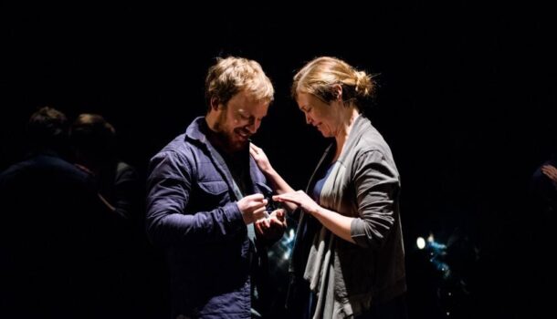 «Constellations» de Nick Payne avec Fanny Bloom au Théâtre La Licorne