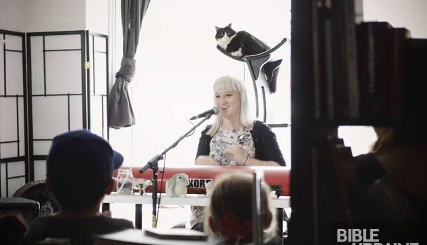 Ariane Zita en prestation intime au Café des chats de Montréal