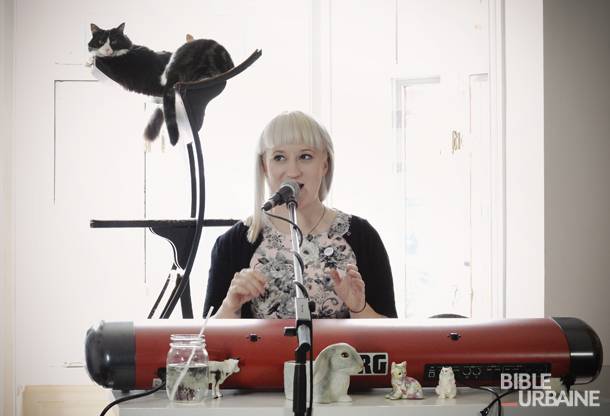 Ariane Zita en prestation intime au Café des chats de Montréal