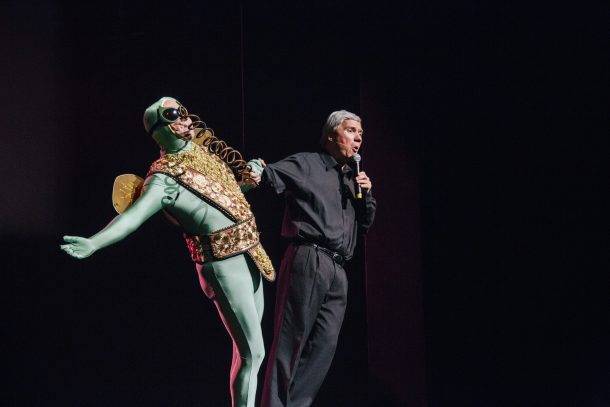 «2016 revue et corrigée» dans une mise en scène d’Alain Zouvi au Théâtre du Rideau Vert