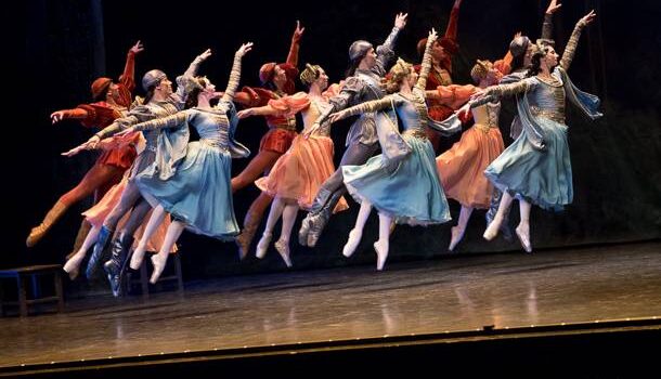 «Le Lac des Cygnes» du Ballet de l’Opéra de Perm par les Grands Ballets Canadiens
