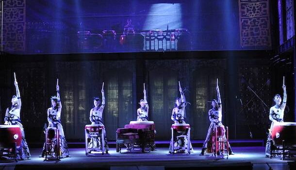 «Immortal Chi»: quand un groupe de percussionnistes féminin fait danser des maîtres de kung-fu