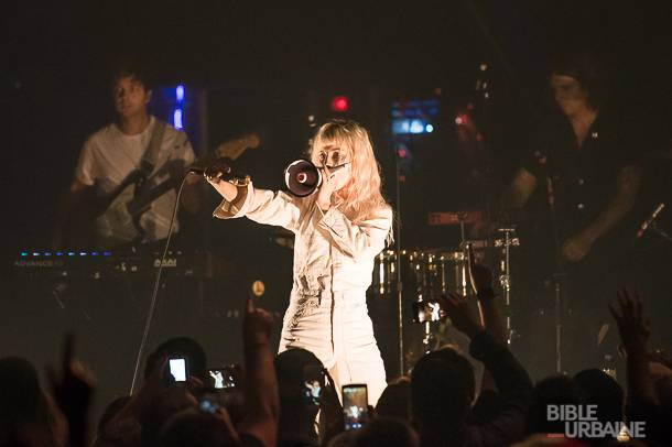 L’énergie d’Hayley Williams et sa bande de Paramore a enflammé le Théâtre St-Denis