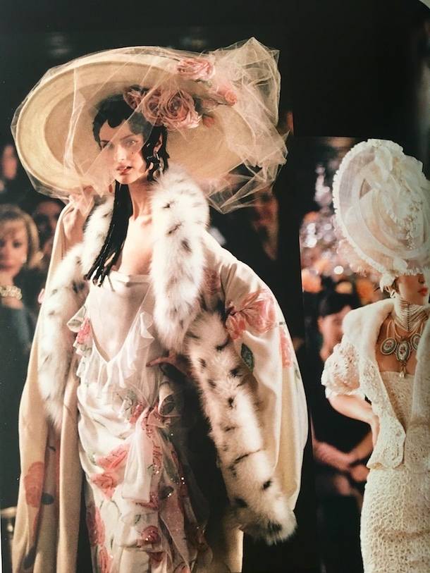 «Créateur d’influences»: les accessoires et visuels fleuris chez Dior [Partie III]