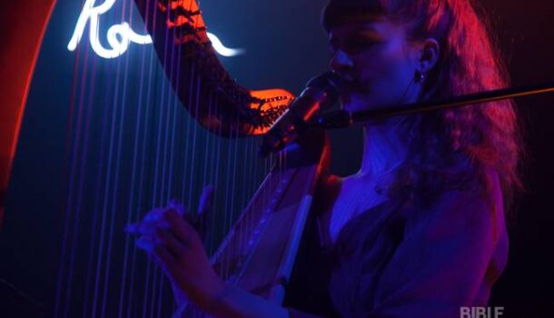 Le spectacle-lancement d’«Outro» de la harpiste Emilie Kahn au Centre Phi