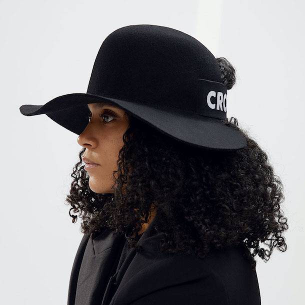 «En vogue avec…» Camille Côté, une jeune créatrice de chapeaux en pleine ascension