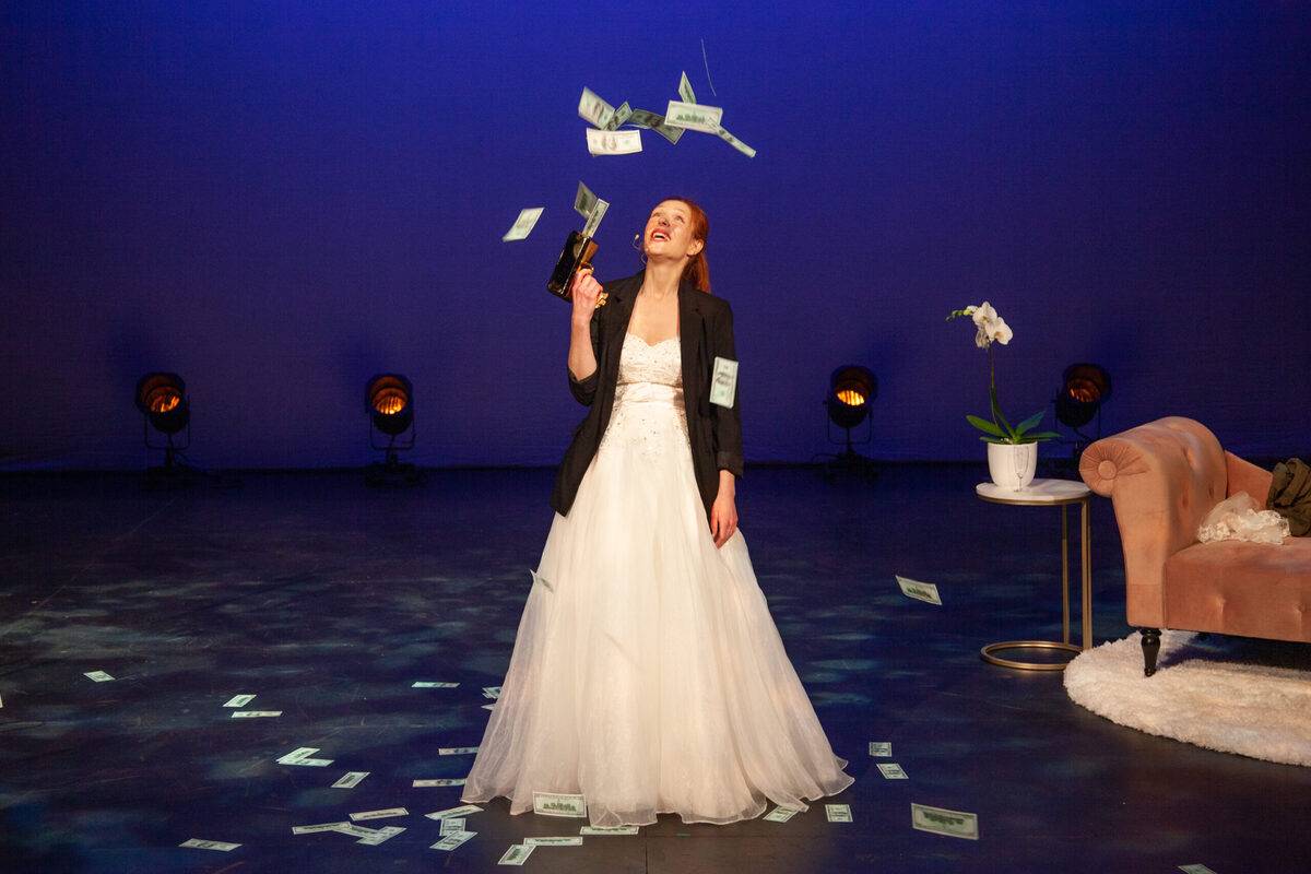 Le one-woman-show «Comment épouser un milliardaire», présenté au Théâtre Aux Écuries