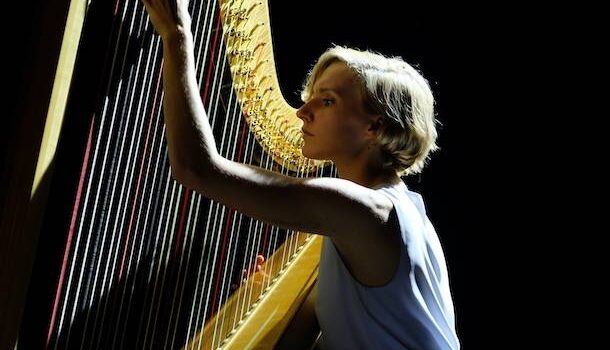 «L’entrevue éclair avec…» Alexandra Tibbitts, harpiste à l’univers original et novateur