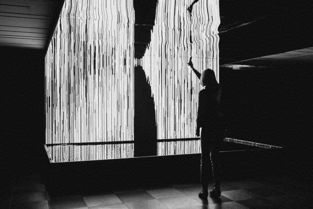 «As Water Falls» à la Place des Arts: une installation interactive gratuite à voir jusqu’au 5 janvier 2023