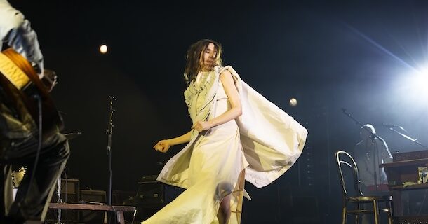 Entre enchantement et exaltation: PJ Harvey à la Place Bell de Laval