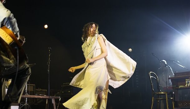 Entre enchantement et exaltation: PJ Harvey à la Place Bell de Laval