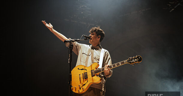 La musique indie rock à l’honneur: Vampire Weekend à la Place Bell de Laval