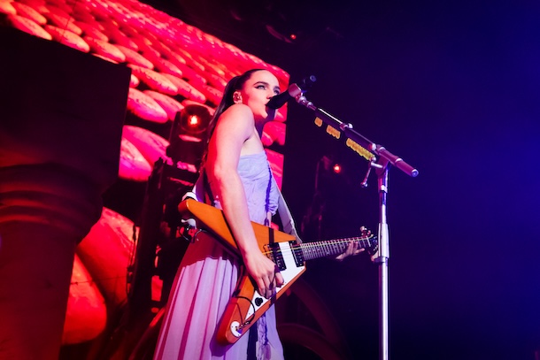 Une célébration festive et exotique à souhait: Sofi Tukker au MTELUS lors de la tournée «BREAD»