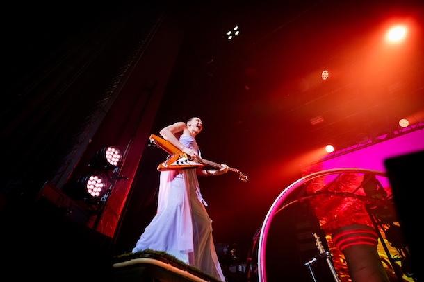 Une célébration festive et exotique à souhait: Sofi Tukker au MTELUS lors de la tournée «BREAD»