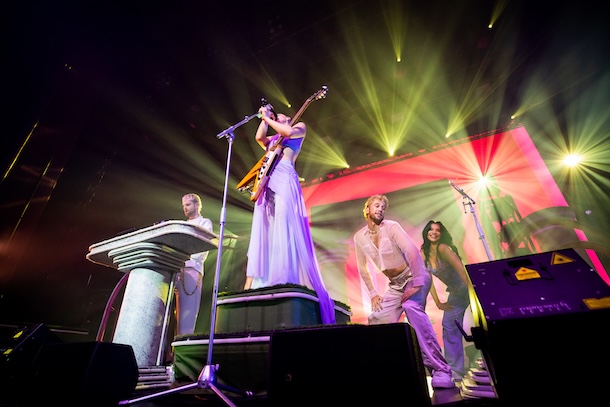 Une célébration festive et exotique à souhait: Sofi Tukker au MTELUS lors de la tournée «BREAD»