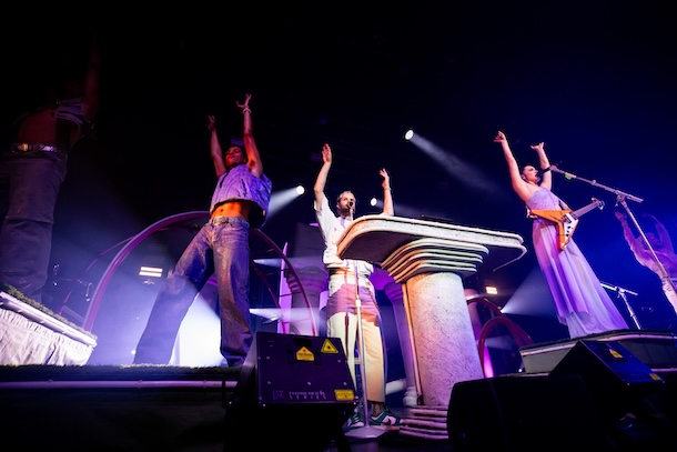 Une célébration festive et exotique à souhait: Sofi Tukker au MTELUS lors de la tournée «BREAD»