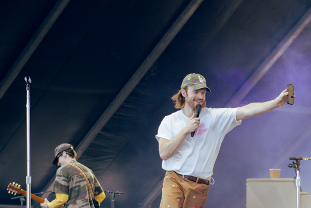 Un vendredi à Osheaga 2025 avec The Struts, FINNEAS, Dominic Fike, Glass Animals et The Killers