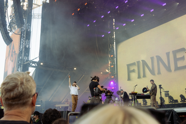 Un vendredi à Osheaga 2025 avec The Struts, FINNEAS, Dominic Fike, Glass Animals et The Killers