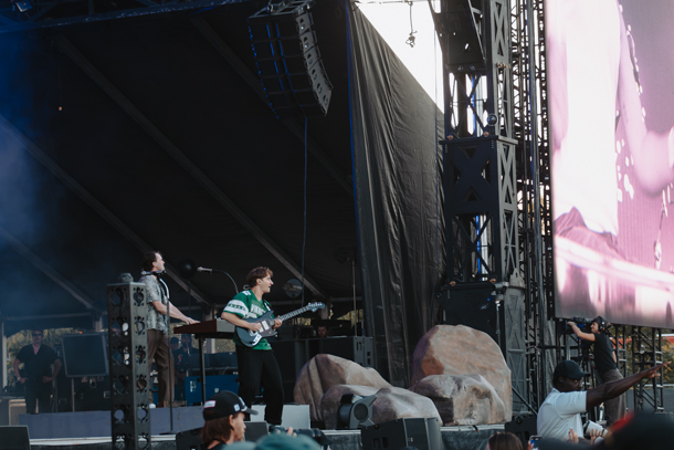 Un vendredi à Osheaga 2025 avec The Struts, FINNEAS, Dominic Fike, Glass Animals et The Killers