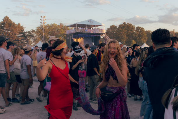 Un vendredi à Osheaga 2025 avec The Struts, FINNEAS, Dominic Fike, Glass Animals et The Killers