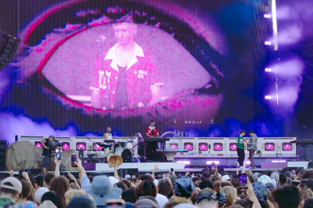 Un vendredi à Osheaga 2025 avec The Struts, FINNEAS, Dominic Fike, Glass Animals et The Killers
