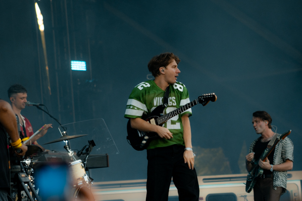 Un vendredi à Osheaga 2025 avec The Struts, FINNEAS, Dominic Fike, Glass Animals et The Killers