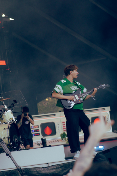 Un vendredi à Osheaga 2025 avec The Struts, FINNEAS, Dominic Fike, Glass Animals et The Killers