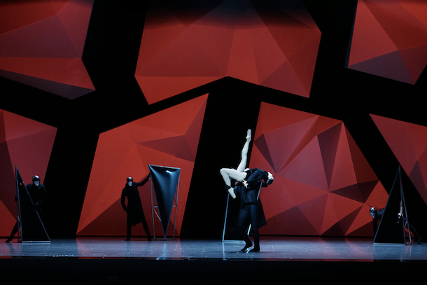 Critique-Blanche-Neige-et-le-Miroir-Grands-Ballets-02