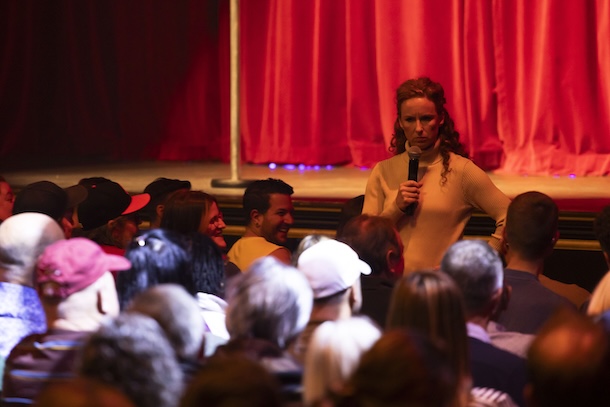 «En feu» de Silvi Tourigny à la Salle Albert-Rousseau: une première brûlure douce-amère