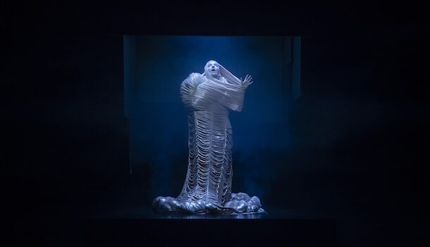 «La jeune fille suppliciée sur l&rsquo;étagère» au Théâtre Prospero: un voyage sensoriel post mortem
