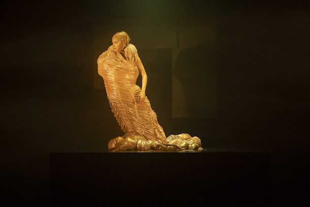 «La jeune fille suppliciée sur l&rsquo;étagère» au Théâtre Prospero: un voyage sensoriel post mortem