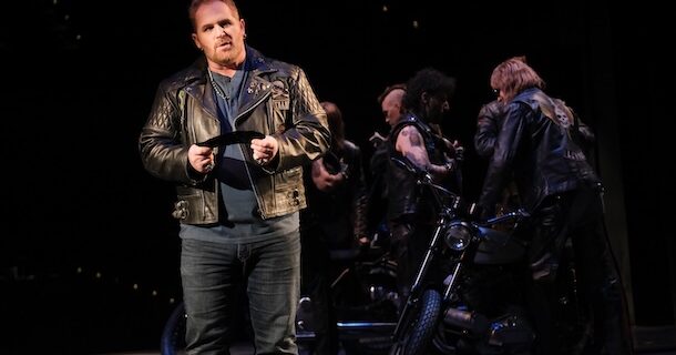 «Macbeth», dans une mise en scène de Robert Lepage, au TNM: Shakespeare 2.0, entre motos et poésie