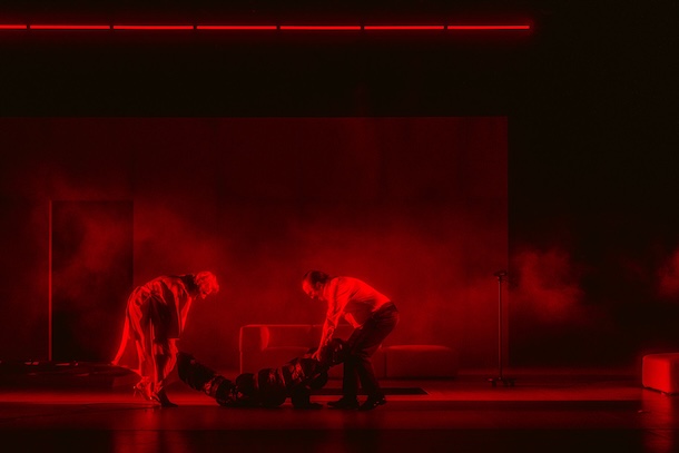 «Hamlet» de Shakespeare au Théâtre du Trident: quand la vérité vacille dans un laboratoire de pouvoir