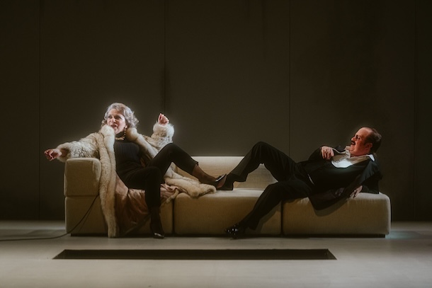 «Hamlet» de Shakespeare au Théâtre du Trident: quand la vérité vacille dans un laboratoire de pouvoir