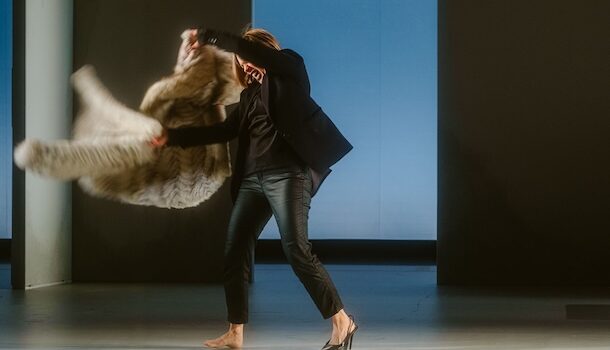 «Hamlet» de Shakespeare au Théâtre du Trident: quand la vérité vacille dans un laboratoire de pouvoir