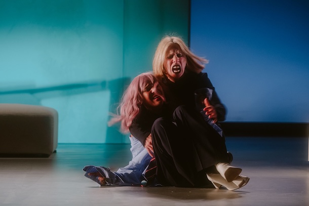 «Hamlet» de Shakespeare au Théâtre du Trident: quand la vérité vacille dans un laboratoire de pouvoir