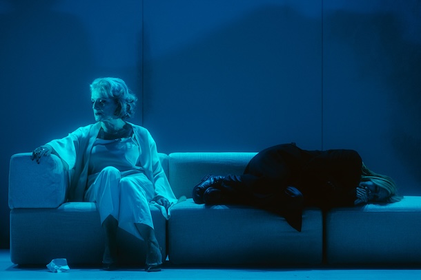 «Hamlet» de Shakespeare au Théâtre du Trident: quand la vérité vacille dans un laboratoire de pouvoir