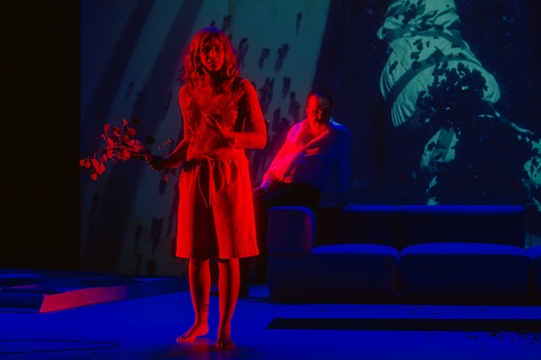 «Hamlet» de Shakespeare au Théâtre du Trident: quand la vérité vacille dans un laboratoire de pouvoir