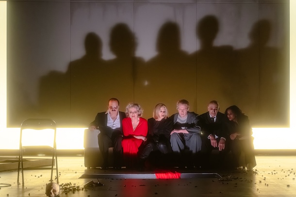 «Hamlet» de Shakespeare au Théâtre du Trident: quand la vérité vacille dans un laboratoire de pouvoir