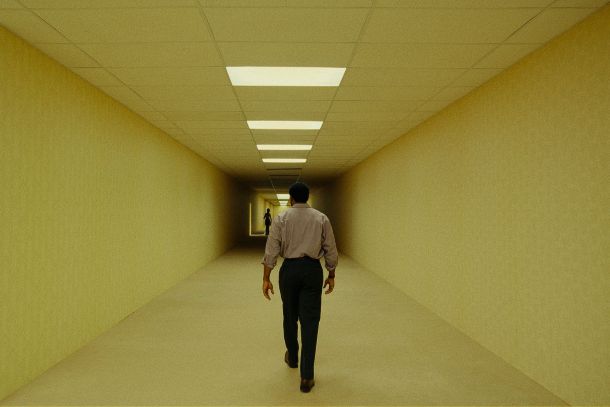 «Backrooms» de Kane Parsons révèle un univers inquiétant dont il est ...
