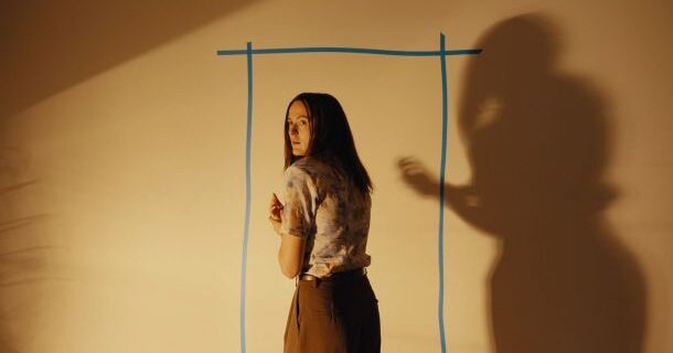«Backrooms» de Kane Parsons révèle un univers inquiétant dont il est impossible de s’échapper